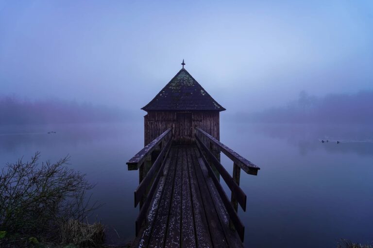 Holzhütte mit Steg am Schacherteich