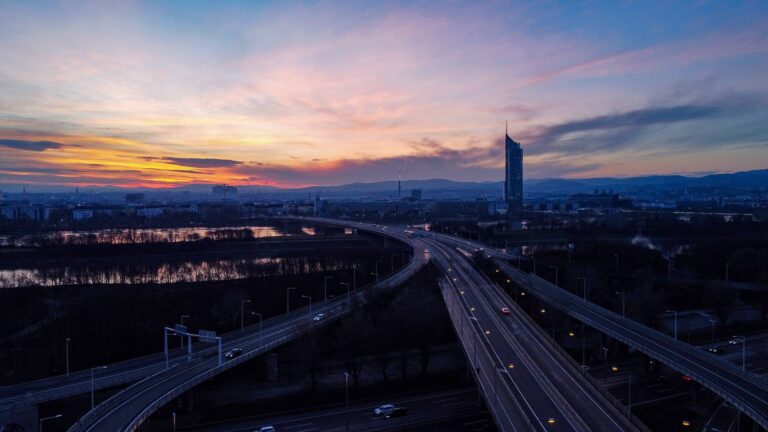 Drohnen-Aufnahme von Wien, Donauraum in Abendstimmung