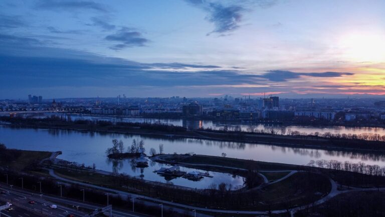 Drohnen-Aufnahme von Wien, Donauraum in Abendstimmung