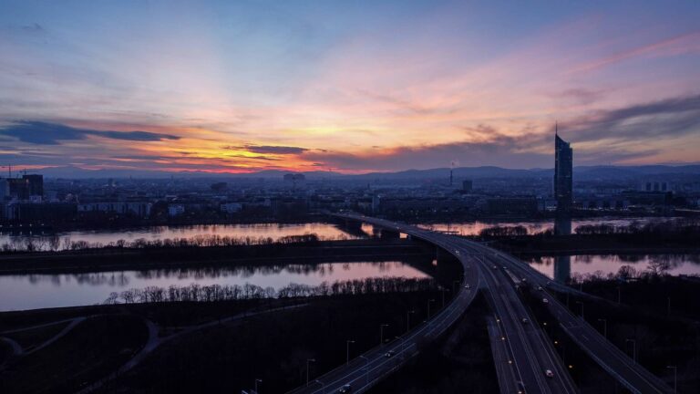 Drohnen-Aufnahme von Wien, Donauraum in Abendstimmung